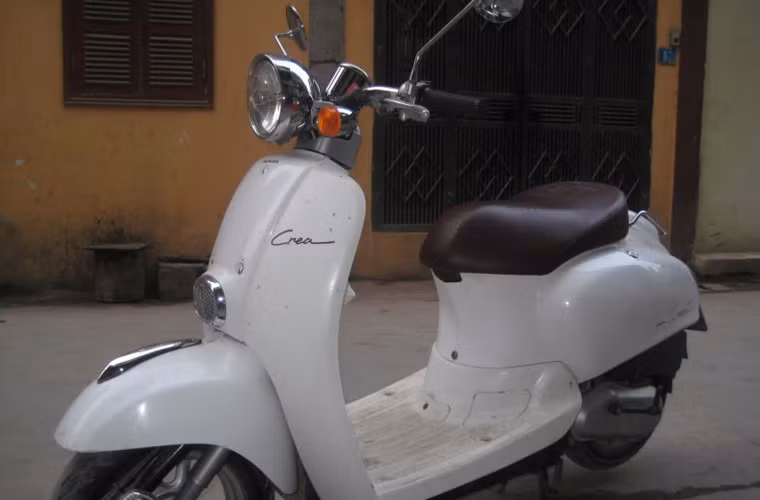 Với thiết kế nhỏ gọn, xinh xắn, Scoopy là sự hoà quyện của những công nghệ hiện đại trong một phong cách cổ điển nhưng hết sức...xì tin. Nổi trội hơn hẳn trong các dòng xe máy phân khối nhỏ không cần bằng lái, trọng lượng của Scoopy chỉ 70kg và được coi là loại xe nhẹ nhất. Ngoài ra, mẫu xe này còn sử dụng công nghệ phun xăng điện tử của ôtô nên rất tiết kiệm nhiên liệu.