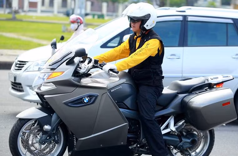 Người sở hữu chiếc xe BMW R Nite T chính hãng đầu tiên tại Việt Nam là anh Lê Quốc Lâm ở Đà Nẵng, với giá bán 598 triệu đồng. (Trong ảnh: anh Lê Quốc Lâm là người đam mê tốc độ, ảnh từ Facebook cá nhân).