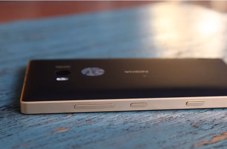 Trong thời gian tới, Microsoft cũng sẽ mang phiên bản Lumia 830 màu vàng đặc biệt về thị trường Việt Nam với giá chính thức là 7,99 triệu đồng.