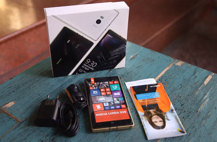 So với các mẫu Lumia 930 trước đó, phiên bản Lumia 930 Special Edition chỉ khác biệt là khung viền của máy được phủ lớp màu vàng cùng các thông số in ở mặt sau đều mạ lớp màu vàng. Lumia 930 Special Edition chỉ hai màu sắc nắp lưng là màu trắng và đen để người dùng lựa chọn.
