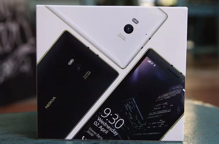 Lumia 930 Special Edition là một phiên bản đặc biệt được làm mới từ dòng Lumia 930 với lớp khung viền màu vàng, một màu sắc được nhiều người dùng ưa chuộng. Đặc biệt, dòng sản phẩm này được bán tại Việt Nam bằng giá với tất cả phiên bản Lumia 930 đang bán trên thị trường, tức giá chính hãng là 10,99 triệu đồng.