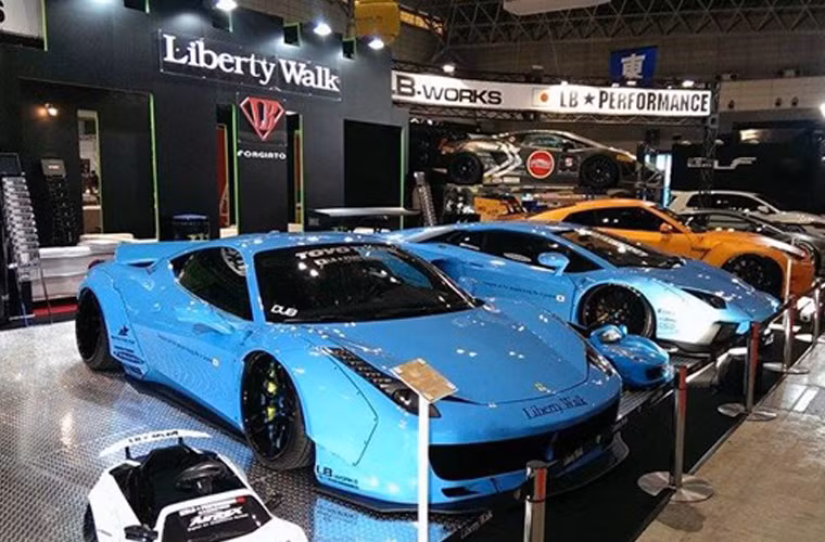 Cặp đôi Ferrari 458 Italia và Lamborghini Aventador màu xanh da trời từ Liberty Walk.