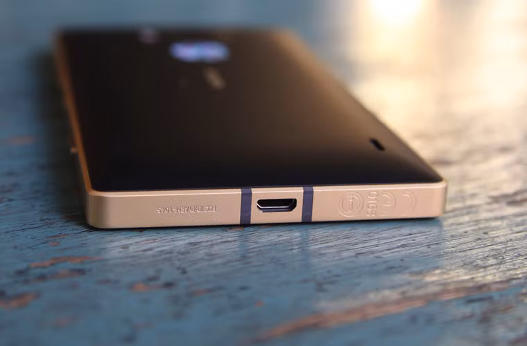 Khi trực tiếp cầm trên tay, người viết cảm thấy sự tinh xảo trong thiết kế của Lumia 930 vẫn tiếp tục được Microsoft duy trì khi đã thâu tóm Nokia. Các đường vát cong và lớp màu vàng được phủ rất kĩ càng và đẹp mắt.