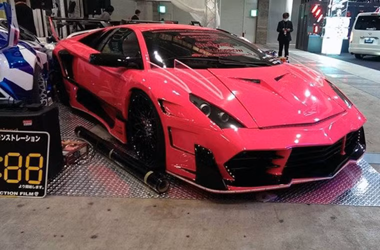 Lamborghini Murcielago với thiết kế góc cạnh cùng màu hồng bắt mắt.