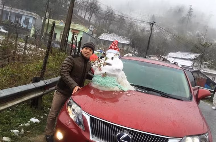 Nặn người tuyết vui quá!