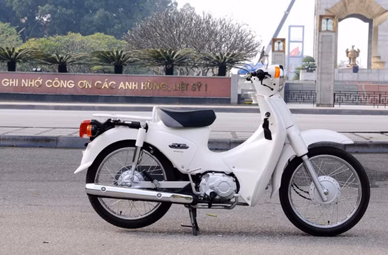 Nhắc đến dòng xe dưới 50 phân khối, không thể không nhắc đến xe Cub. Nếu như trước đây, các bậc cha mẹ phải mua lại những chiếc Cub đời cũ, máy đã xuống cấp và kiểu dáng đã lỗi thời, thì bây giờ, họ có thể tiếp cận với dòng Honda Little Cub hoàn toàn mới được nhập từ Nhật.