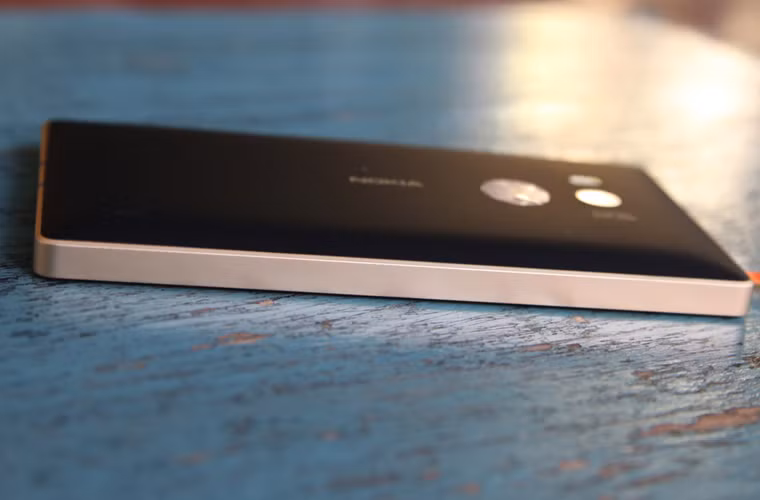 Viền bên hông máy chắc chắn, góc vát tinh tế.