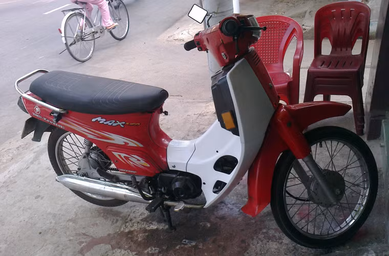 Được sản xuất vào năm 2010, nhưng MAX 50cc vẫn là một sản phẩm hot dành cho giới trẻ, không chỉ vì xe có dung tích động cơ 50cc, người sử dụng không cần phải có bằng lái, mà còn vì xe có màu sắc tươi tắn rất phù hợp với học sinh, sinh viên.