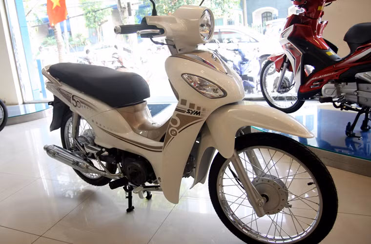 Angela 50 thích hợp cho giới nữ, xe được thừa hưởng động cơ siêu bền từ các dòng xe Angle, Magic. Với tính năng tiết kiệm nhiên liệu của dòng xe số, 4 thì 50cc, Angela luôn vận hành khá linh hoạt và tiết kiệm xăng với tỉ lệ trung bình hơn 61km/L. Angela 50 được bán với giá đề xuất 15.3 triệu VND. Elegant 50 là mẫu xe phù hợp cho nam giới với thiết kế mạnh mẽ, hầm hố hơn người anh em Angela. Elegant 50 rất tiết kiệm xăng, với 1,5L có thể chạy hơn 100Km. Elegant 50 có mức giá đề xuất 13.5 triệu VND.