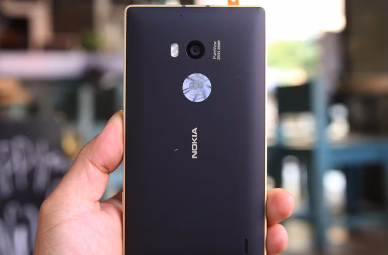 Camera PureView 20MP sử dụng ống kính Zeiss.