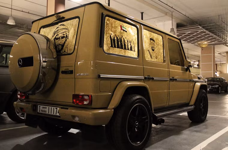 Cuối cùng là ô kính phía sau được vẽ hình của một người đàn ông đeo kính đội khăn theo phong cách những người xuất hiện 2 bên. Tất cả đều được vẽ dựa trên nền vàng giống như trên thân xe.