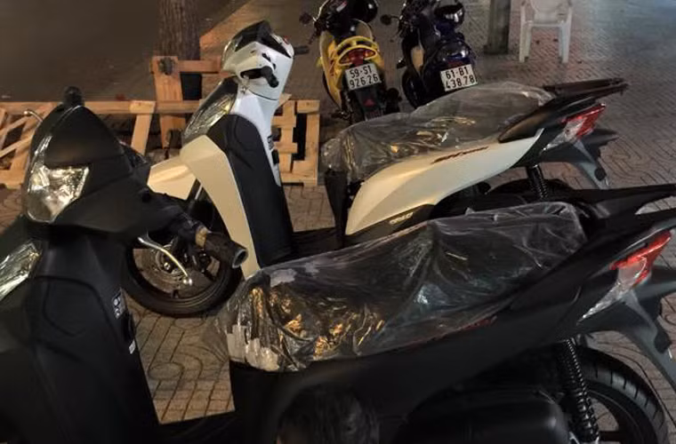 Can canh “dap thung” SH 300i doi 2014-Hinh-2