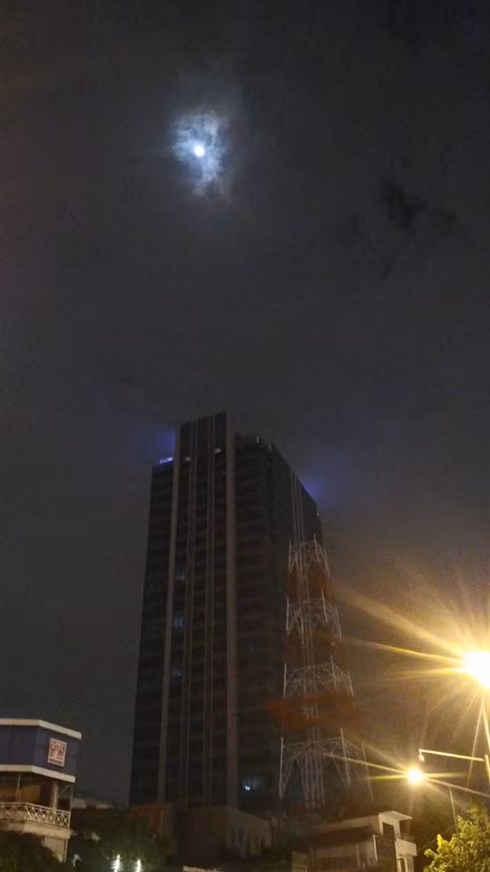 Ở nhiều khu vực khác trong thành phố Hà Nội, người dân cũng tò mò với hiện tượng siêu trăng, cùng nhau ra phố, đến những nơi trống trải để chụp ảnh. Tuy nhiên siêu trăng lại hoàn toàn không có nhiều điểm đặc biệt và đã khiến rất nhiều người dân, bạn trẻ tỏ rõ sự thất vọng. Rất nhiều những bức ảnh chụp bằng điện thoại, máy ảnh du lịch, máy ảnh bán chuyên nghiệp... đều thể hiện siêu trăng tối 14/11 thực sự không quá to lớn như được miêu tả trên các phương tiện truyền thông đại chúng trước đó.