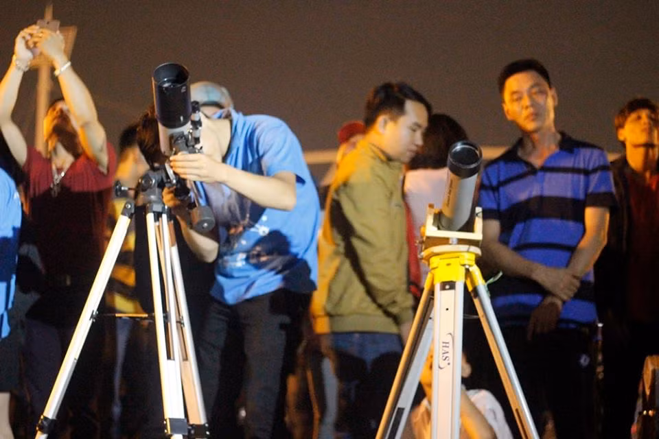 Ngoài ra một yếu tố khác ảnh hưởng đến việc ngắm siêu trăng của người dân trong buổi tối hôm qua chính là thời tiết. Bầu trời Hà Nội tối 14/11 rất nhiều mây, không khí khá nồm, ẩm, nhiều hơi nước... làm ảnh hưởng đến tầm nhìn từ dưới mặt đất.