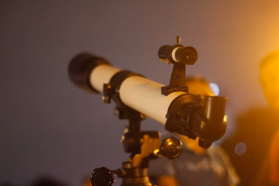 Để theo dõi được siêu trăng, chiêm ngưỡng được vẻ đẹp của hiện tượng đặc biệt này, các thành viên Hội Thiên văn nghiệp dư đã phải chuẩn bị rất nhiều các loại kính thiên văn cỡ nhỏ, kính viễn vọng. Những tay máy có kinh nghiệm cũng phải chuẩn bị những ống kính "khủng" có dải tiêu cự rất lớn mới thể có được những tấm hình chụp siêu trăng ưng ý và đẹp mắt nhất. Người dân sử dụng điện thoại, máy ảnh du lịch sẽ không thể có được dải tiêu cự phù hợp.