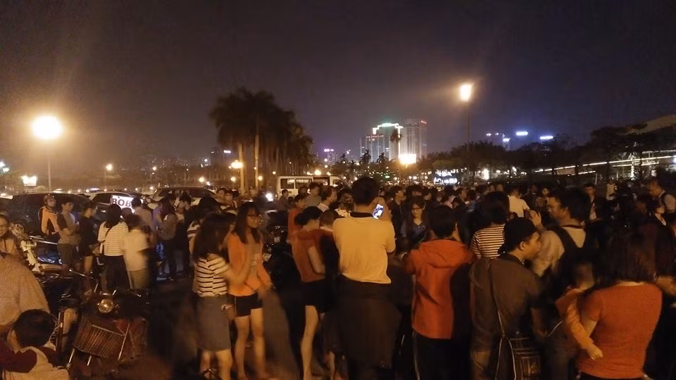 Nghe thông tin từ báo đài, mạng xã hội, từ chiều tối 14/11/2016 rất nhiều người dân, các bạn trẻ, người đam mê nhiếp ảnh, thiên văn ở Hà Nội đã tập trung ở một số địa điểm trống trải, sân thượng các tòa nhà cao tầng để chờ ngắm siêu trăng thể kỷ. Thông tin về hiện tượng "siêu trăng thế kỷ", lớn nhất trong vòng 68 năm qua đã được các phương tiện truyền thông, báo đài đăng tải từ vài ngày trước. Với tính chất "hiếm có khó tìm" nên dễ hiểu vì sao hiện tượng này lại được đông đảo người dân quan tâm, chờ đợi đến vậy.