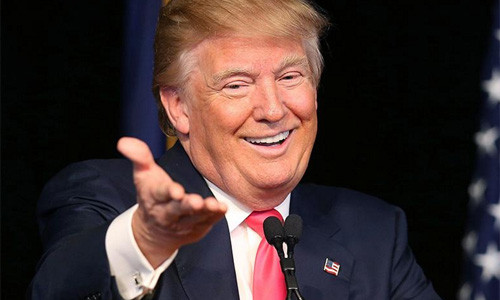 "Trong bối cảnh người dân đã mệt mỏi với những lời hứa suông từ các chính trị gia nhiều năm qua, ông Trump cùng với thông điệp “hướng đến giá trị truyền thống" đã đánh đúng tâm lý đám đông và phong thái quyết liệt “có vẻ thẳng thắn hơn” không giống ai đã giúp ông ghi điểm. Người dân Mỹ muốn thay đổi và họ đặt cược vào người nào quyết liệt hơn trong hành động. Và ông Trump hiện lên là một ứng viên hoàn hảo đem lại cảm giác của một sự thay đổi", JVevermind nhấn mạnh. Sau những quan điểm về phong cách của ông Trump, chàng vlogger trẻ tuổi nhắc đến một số chính sách cũ bị cho là gây mệt mỏi cho người dân Mỹ và hy vọng ông Trump sẽ thay đổi được những điều đó. Ảnh: Getty Images.