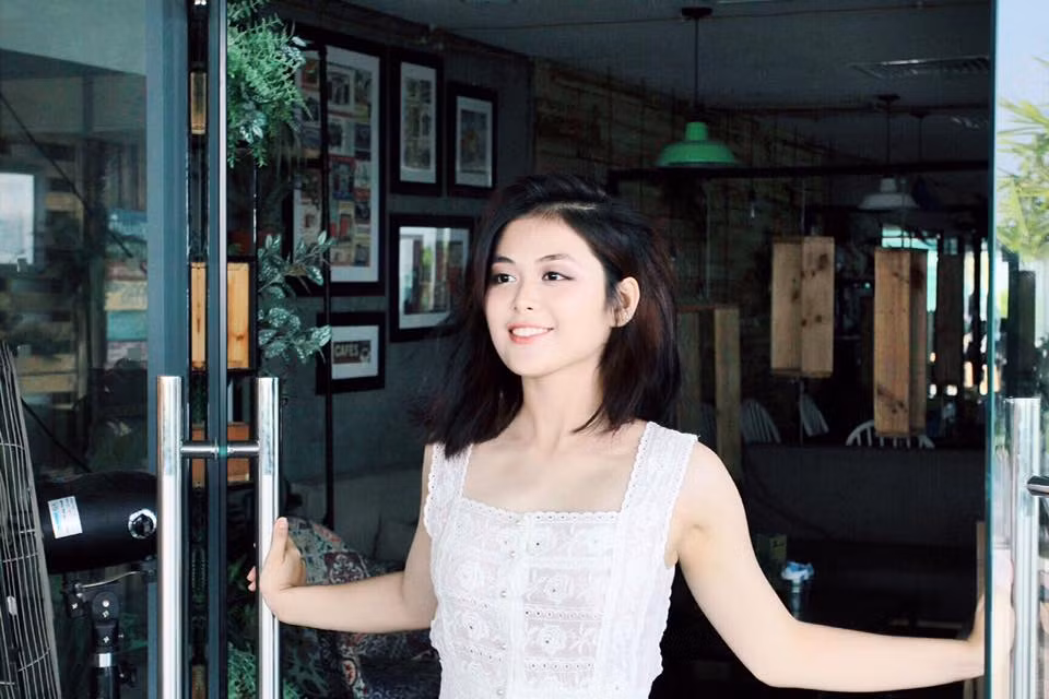 Trước những tình cảm, sự quan tâm, ủng hộ của nhiều người, sau khi trở thành tân Hoa khôi Đại học Luật Hà Nội, Bích Ngọc cảm thấy rất vui và hạnh phúc. Cô cho biết sẽ luôn cố gắng phấn đấu, hoàn thiện bản thân mình hơn nữa để không phụ lòng tin tưởng cũng như sự khích lệ, cổ vũ của tất cả mọi người trong suốt thời gian qua. Ảnh trong bài: BTC Charm Of Law 2016/Facebook nhân vật.