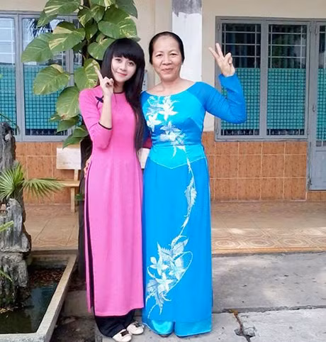 Thay vào những suy nghĩ tiêu cực, cô giáo Phương lại cố gắng tìm cách để cảm hóa những học sinh của mình. Và theo cô giáo quê gốc Bình Phước, để cảm hóa những học sinh cá biệt, không gì tốt và hiệu quả hơn là dùng chính tình cảm, sự bao dung của mình. Cảm thấy những hình phạt không có tác dụng, thậm chí còn khiến các em cá biết chống đối lại, cô giáo Phương tìm cách trò chuyện, tâm sự với các em học sinh, tìm cách để các em hiểu được công việc, nỗi vất vả của bản thân và mong các em cùng hợp tác để có được những tiết học tốt.