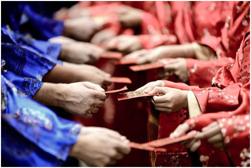 Nghi lễ bê, đỡ tráp của hai họ trong lễ ăn hỏi được xem là rất quan trọng. Dàn nam thanh, nữ tú của hai họ sau khi cùng nhau đỡ những tráp sính lễ đến bàn cúng gia tiên sẽ trao nhau những phong bao lì xì màu đỏ với chữ hỉ được in ở phía ngoài. Nghi thức này được xem như một hình thức trao duyên, "giữ duyên" cho những người bưng, đỡ tráp. Số tiền trong các bao lì xì trao duyên thường không lớn nhưng ý nghĩa ẩn sâu trong đó là sự tôn trọng của gia đình đôi bên bày tỏ với nhau.