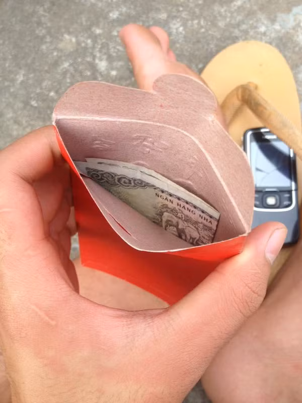 Ngoài câu chuyện của Minh Tr., trên một số fanpage nổi tiếng cũng từng có nhiều câu chuyện, lời than phiền của các bạn trẻ đi bê tráp bị "đối tác" đỡ tráp cùng mình rút lõi bao lì xì. Một số nhận được phong bao lì xì trống không, số khác lại nhận được một vài nghìn đồng, thậm chí là 500 đồng tiền lẻ. Hành động rút lõi bao lì xì này bị coi như một trò đùa ác ý khiến những người phải hứng chịu cảm thấy vô cùng ức chế, bức xúc.