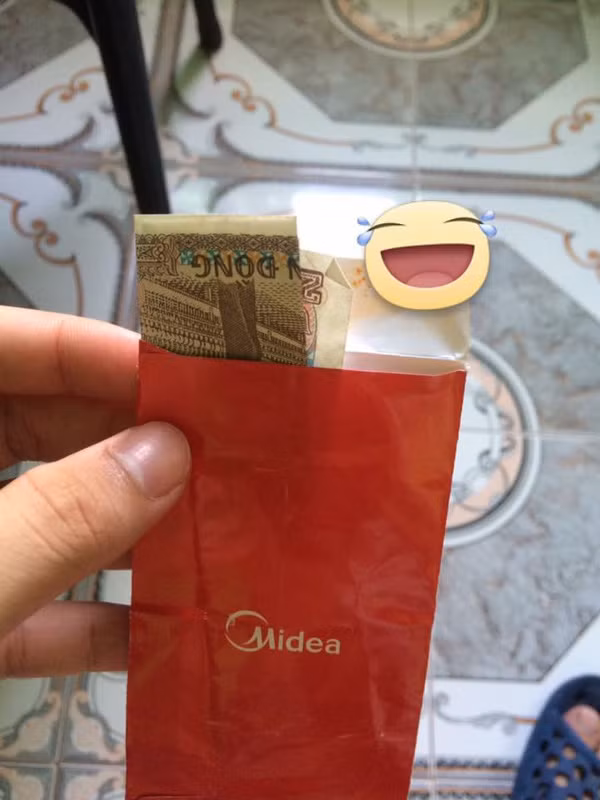 Việc cố tình hay vô ý rút ruột, tráo đổi bao lì xì bê tráp quả thật không thể chấp nhận được. Hành động này thậm chí đã làm mất đi hình ảnh đẹp đẽ về tục lệ đám cưới vô cùng ý nghĩa từ xưa tới nay của người Việt Nam. Ảnh trong bài: Facebook Minh Trần/Beat.vn/Kenhcuoihoi.com