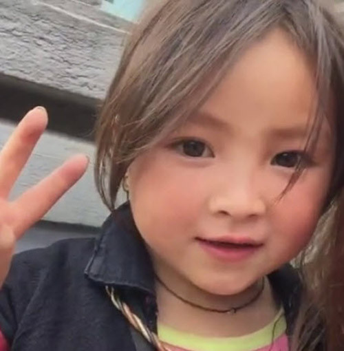 Nhiều em bé bán hàng rong ở Sa Pa khi biết có người đang chụp ảnh mình đều cố gắng né tránh, chỉ đến khi người chụp mua hàng, quà lưu niệm do các bé bán, đến lúc đó các bé mới thoải mái và đồng ý cho chụp hình. Ẩn sau những nét xinh xắn, ngây thơ đó của các em nhỏ này lại chính là những suy nghĩ "lớn trước tuổi", khi các em đã biết áp dụng một số mưu mẹo để có thể kiếm được tiền từ việc bán hàng lưu niệm cho khách du lịch. Ngắm những tấm hình này, rất nhiều bạn trẻ có tình cảm với những miền quê hương vùng cao đều có trong đầu nhiều dòng cảm xúc, sự suy ngẫm. Ảnh: T.M.