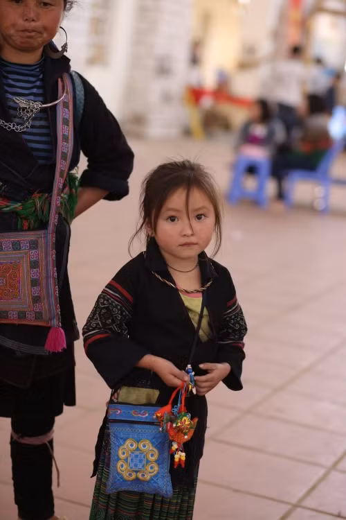 Sinh ra và lớn lên ở miền núi nên những em bé dân tộc này luôn có những nét xinh xắn rất riêng biệt. Trang phục truyền thống của các dân tộc thiểu số mà các em mặc càng tô đậm thêm nét đẹp văn hóa, gây ấn tượng mạnh hơn đối với những vị khách du lịch. Và đằng sau mỗi bức ảnh như thế này, đều là những câu chuyện về hoàn cảnh sống của người dân miền núi, gần những địa điểm du lịch nổi tiếng và cuộc sống của họ bị ảnh hưởng nhiều bởi sự thương mại hóa. Ảnh: Chí Duy.