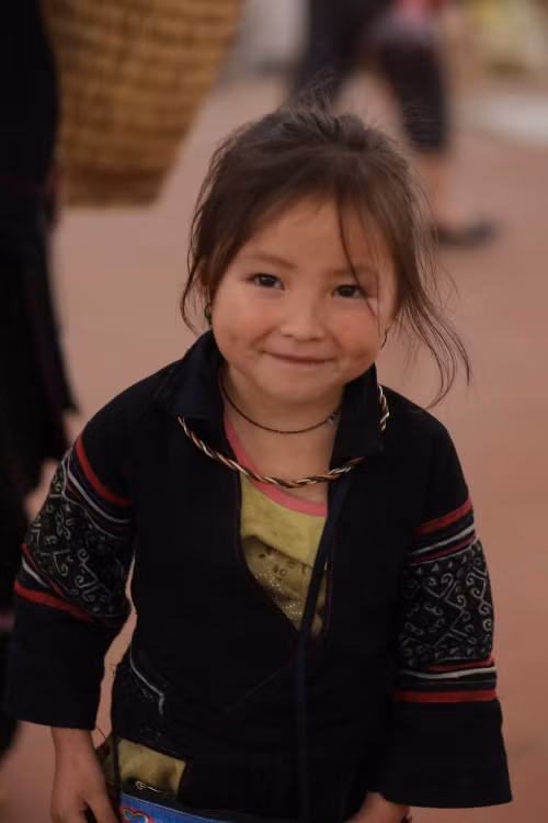 Trước loạt ảnh của anh Phạm Nhất Việt, cộng đồng mạng Việt từng khá nhiều lần xôn xao trước hình ảnh của những "tiểu mỹ nhân" vùng cao, là các bé gái người dân tộc được các phượt thủ, nhiếp ảnh gia trẻ ghi lại trong các chuyến đi của mình. Anh Chí Duy, một nhiếp ảnh gia ở Hà Nội cũng từng đem đến nhiều bức ảnh đẹp, nhiều thông tin thú vị về một bé gái bán hàng rong ở Sa Pa. Ảnh: Chí Duy.