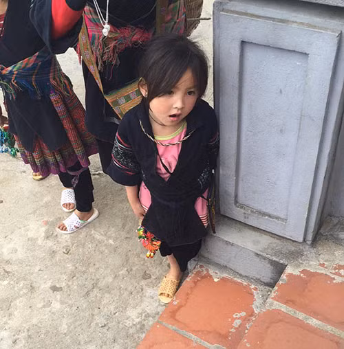 Trong một chuyến du lịch đến Sapa, T.M – một bạn trẻ 9x Hà Nội đã vô tình bắt gặp một bé gái bán hàng thổ cẩm với gương mặt xinh như thiên thần say đắm lòng người. Quá yêu mến cô bé, T.M đã quyết định xin được quay clip và chụp vài tấm hình cùng em. Đoạn clip được T.M chia sẻ trên facebook cá nhân của mình đã gây bão với hơn 364 nghìn lượt xem, 14 nghìn lượt yêu thích cùng hàng nghìn lượt chia sẻ và bình luận. Ảnh: T.M.