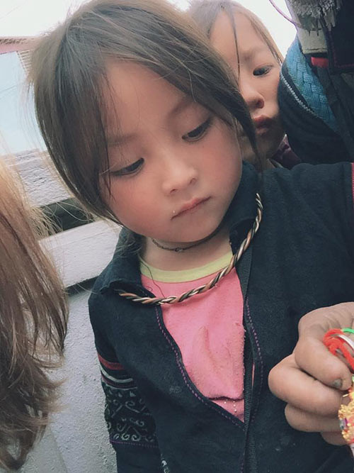 Và trong hoàn cảnh "thương mại hóa du lịch" càng trở nên phổ biến hơn, vẫn luôn có những người bỏ lại những điều chưa được hài lòng khi đến những địa điểm du lịch nổi tiếng ở vùng cao để dành thời gian, công sức lưu giữ lại nhiều khoảnh khắc đẹp, hồn nhiên của các bé gái vùng cao, người dân tộc cực xinh xắn này. Ảnh: T.M.