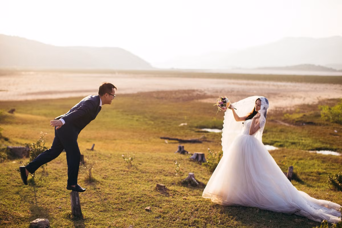 Thời điểm tháng 11, nhiều vùng đất ở miền Bắc đã chìm trong giá lạnh. Thời tiết mùa đông cũng ảnh hưởng, gây không ít trở ngại cho những cặp đôi muốn chụp ảnh cưới vào thời điểm này. Ảnh trong bài: Hải Lê Cao.