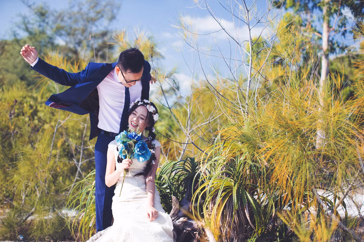 Biển xanh, cát trắng, nắng vàng – những “đặc sản” của mùa hè lại trở nên lung linh hơn bao giờ hết trong bộ ảnh biển mùa đông. Một chút “thiên thời địa lợi” cộng thêm sự nhiệt tình của cô dâu chú rể và sự khéo léo của người chụp đã tạo ra một bộ ảnh cưới hết sức đặc biệt.