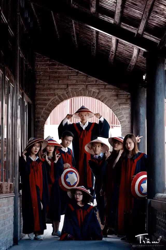 Để thể hiện được đúng cái chất "điên" của mình, nhóm bạn sinh viên luật đã cùng có những cách tạo dáng, cách diễn xuất rất ngầu trong bộ ảnh của mình. Cách sắp xếp vị trí đứng, ngồi của các thành viên nhóm trong từng bức ảnh đã tạo ra chiều sâu, cảm nhận thú vị tựa như những tấm hình tạp chí. Ngoài ra chúng còn được kết hợp với cách lựa chọn, chỉnh ánh sáng đẹp mắt tăng thêm hiệu ứng cho tổng thể cả bộ ảnh.