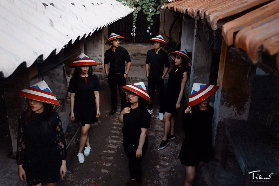 Được biết sau khi chụp xong ảnh gốc, bộ ảnh hoàn chỉnh đã được phó nháy Nguyễn Khắc Thế hoàn thành trong thời gian rất ngắn. Điều này có được là do sự đồng điệu trong phong cách giữa anh và nhóm bạn sáng tạo, năng động của trường Đại học Luật.