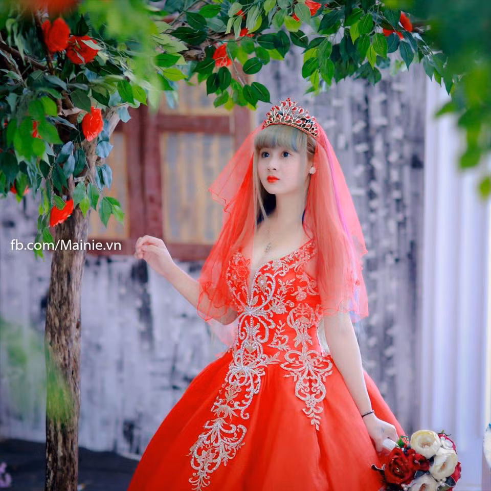 Trần Tuyết Mai, sinh năm 1994 với biệt danh " búp bê sống Gia Lai" là một trong số ít những cô gái trẻ không có nhiều hoạt động nghệ thuật được quảng bá, giới thiệu rộng rãi nhưng vẫn thu hút số lượng trên 500 nghìn người theo dõi trên mạng xã hội. Nổi tiếng với khuôn mặt xinh xắn, ngây thơ như trẻ con, năm nay 23 tuổi nhưng Tuyết Mai trông chỉ như một cô bé học cấp 2. Ngoài ra Tuyết Mai cũng có một phong cách trang điểm rất riêng và đặc trưng, gây ấn tượng cho người đối diện ngay từ cái nhìn đầu tiên. Ảnh: Nguyễn An Huy.