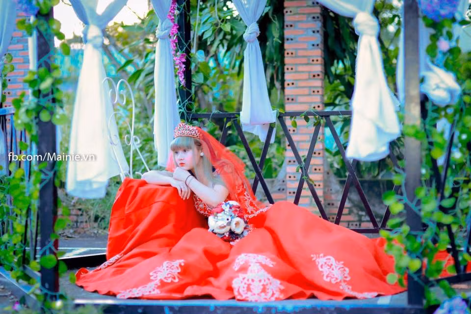 Ngoài biệt danh "búp bê sống", cô gái đến từ Gia Lai còn được mệnh danh là "thiếu nữ không tuổi" nhờ khuôn mặt, thân hình trẻ hơn tuổi thật của mình rất nhiều. Dù không thường xuyên xuất hiện tại các sự kiện, cũng không có những sản phẩm nghệ thuật như phim ảnh, MV... nhưng nhờ những nét đặc biệt của mình, Tuyết Mai vẫn trở thành một hot face, sở hữu số lượng người theo dõi không hề thua kém những hot girl nổi tiếng hiện nay. Ảnh: Nguyễn An Huy.