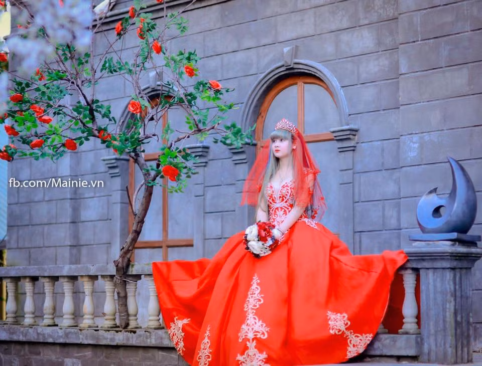 Ngoài những người khen ngợi vẻ ngoài đáng yêu của "búp bê Gia Lai" Trần Tuyết Mai, cũng có một bộ phận không nhỏ thẳng thừng cho rằng cô nàng hot face này thực sự đã quá nhàm chán. Bởi trong suốt một thời gian dài, dù cho ra nhiều bộ ảnh nhưng dường như Tuyết Mai chỉ diễn được duy nhất một vẻ mặt. Trong bộ ảnh hóa thân thành cô dâu đánh dấu sự trở lại của mình, Tuyết Mai vẫn chỉ giữ nguyên khuôn mặt với biểu cảm ngây thơ thường thấy của mình. Ảnh: Nguyễn An Huy.