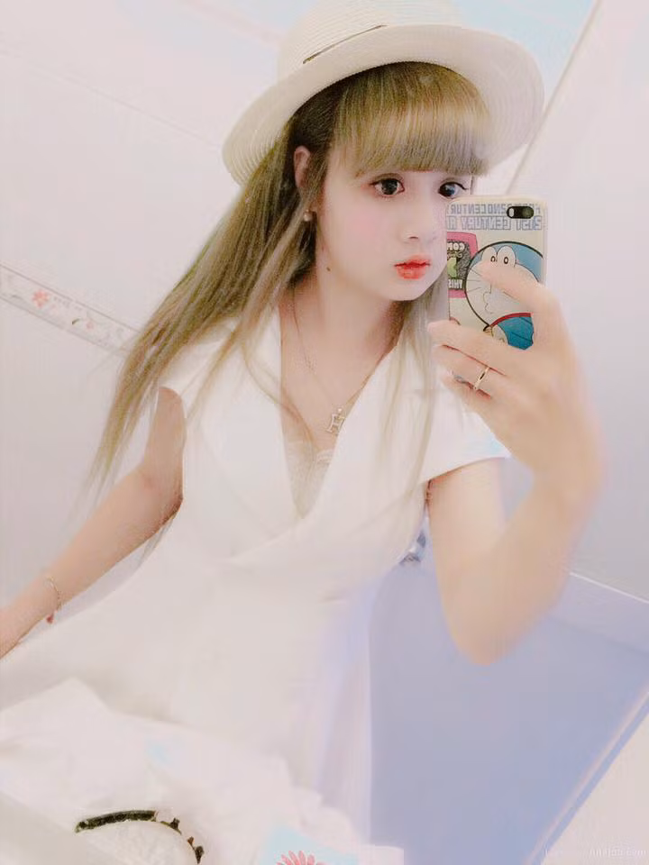 Bên cạnh đó cũng có không ít ý kiến cho rằng để có được vẻ đẹp lung linh trên ảnh, Tuyết Mai đã phải nhờ đến công nghệ photoshop và kỹ thuật make-up cao tay. Trước đây, để chứng minh vẻ đẹp của mình là tự nhiên và không phải chỉ biết "diễn một kiểu duy nhất", Tuyết Mai đã từng thực hiện một bộ ảnh chụp mặt mộc và trong đó cô nàng cũng có một vài tấm chụp với nụ cười nở trên môi. Nhưng thẳng thắn nhìn nhận rằng, những tấm ảnh đó đã kém hấp dẫn hơn rất nhiều với những gì Tuyết Mai thường khoe lên trang cá nhân.