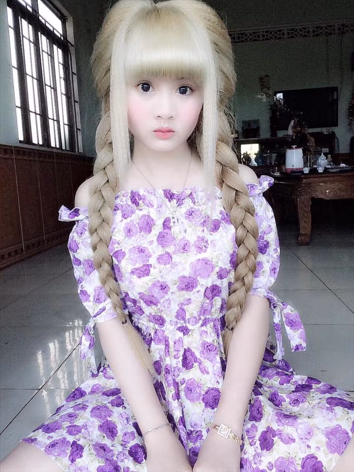 Nhận ra thế mạnh của mình nằm ở làn da trắng hồng như em bé, đôi mắt to tròn, môi dày tựa búp bê... Tuyết Mai đã luôn cố gắng để khoe được tối đa những điểm nổi bật của mình. Nhưng dường như cô bạn đã lạm dụng hơi quá tay và có một chút kém sáng tạo trong những bức ảnh của mình. Bởi sự thay đổi không chỉ nằm trong những concept đa dạng mà còn cần thể hiện trong cách diễn, biểu cảm của người mẫu.