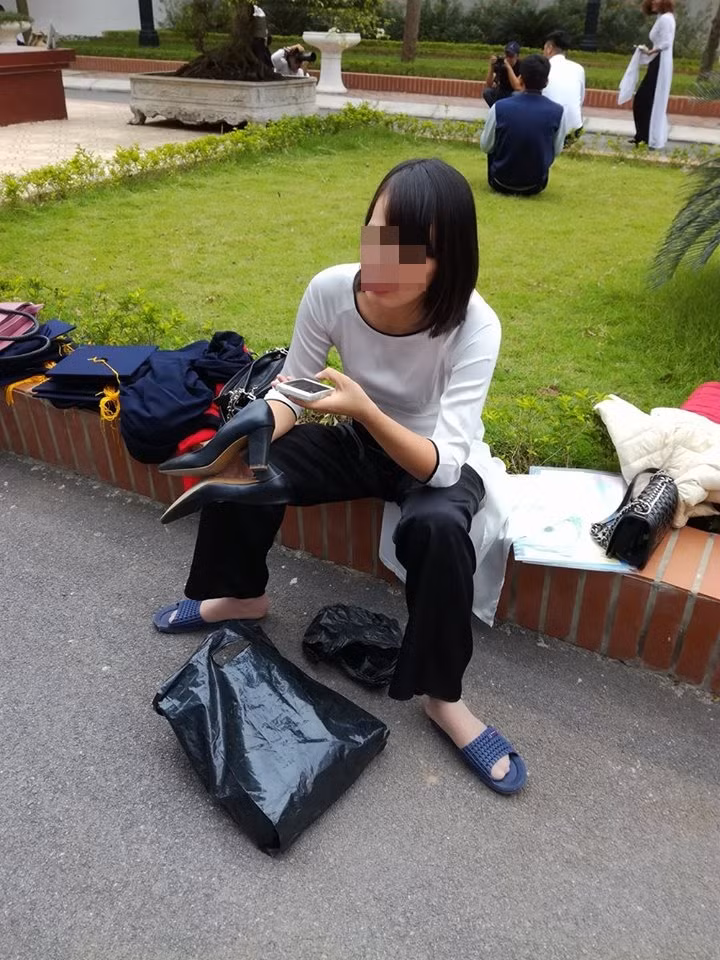 Để một buổi chụp ảnh kỷ yếu thành công và kết thúc nhanh chóng, tránh gây mệt mỏi cho các thành viên trong lớp thì sự đồng lòng, nhiệt tình và chịu khó của các bạn sinh viên chính là yếu tố quan trọng nhất. Một số cá nhân không hợp tác với phó nháy hoặc quá mải mê đùa nghịch, làm rối loạn hàng ngũ... có thể khiến buổi chụp ảnh kỷ yếu từ một kỷ niệm đẹp của đời sinh viên có thể bị phá hỏng hoàn toàn.