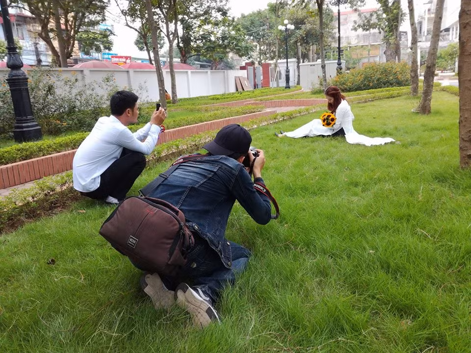 Sau những màn chụp ảnh tập thể lớp là đến phần "diễn" của một số cá nhân trong lớp. Do số lượng sinh viên mỗi lớp khá đông trong khi số lượng phó nháy cho mỗi buổi chụp lại có hạn, thường chỉ từ 3-5 người nên tình trạng "giành giật", ai cũng muốn được chụp riêng ảnh đẹp luôn rất dễ xảy ra.