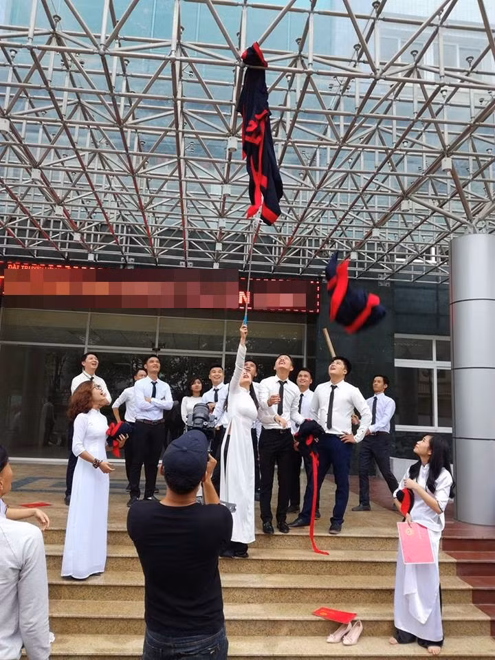 Đã có không ít trường hợp do mâu thuẫn của các thành viên lớp trong khi "hò hét" nhau chụp ảnh đã khiến buổi chụp buộc phải hoãn lại. Ngoài những điều kể trên, hậu trường chụp ảnh kỷ yếu còn có khá nhiều sự cố, chúng xảy ra một cách rất tình cờ, khó lường trước và chủ yếu là trong những lúc cả ekip đang cố gắng tạo ra những tấm hình độc. Chuyện các sinh viên bị ngã, để bị rách hoặc mất quần áo kỷ yếu thường xuyên xảy ra nếu như thiếu sự cẩn trọng.