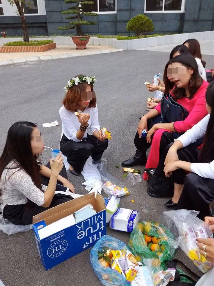 Lo tìm được trang phục là một chuyện, việc điều khiển từng thành viên trong lớp đứng đúng vị trí để có được những bức hình đẹp, ngay ngắn lại là một nhiệm vụ khác vô cùng khó khăn của các phó nháy. Chưa kể một số trường hợp do mệt mỏi mà các nữ sinh sẵn sàng "đình công", dừng chụp để ngồi nghỉ ngơi hoặc ăn uống. Công việc xếp hình cho các lớp học chụp ảnh kỷ yếu luôn tốn rất nhiều công sức và được một số phó nháy than phiền đôi khi phải "rát cổ bỏng họng" vì gào thét.