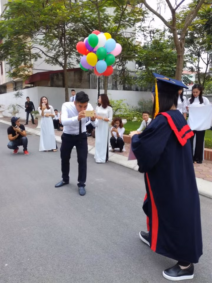 Buổi chụp ảnh kỷ yếu diễn ra thoải mái, chứa đựng nhiều kỷ niệm, tiếng cười sẽ tốt hơn một buổi chụp mang tính chất ép buộc hoặc trở thành "sàn diễn" riêng của một vài cá nhân nào đó. Ảnh trong bài: Hoàng Điệp.