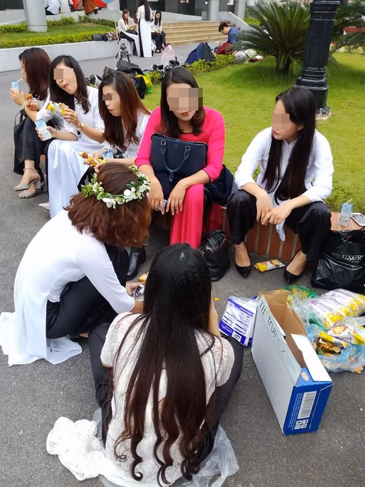 Các lớp đại học, cao đẳng ở Việt Nam thường có số lượng sinh viên, học viên khá lớn, trung bình từ 50 người trở lên nên việc chuẩn bị trang phục trước khi chụp ảnh kỷ yếu thực sự rất vất vả. Một số lớp không thuê trọn gói các dịch vụ chụp kỷ yếu có bao gồm phí thuê trang phục nên các thành viên trong lớp phải tự tìm mua hoặc mượn áo dài, áo vest, cà vạt, áo cử nhân từ nhiều ngày trước đó.