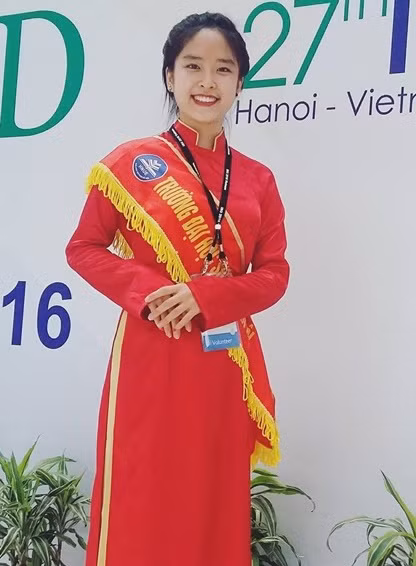 Mới đây, cuộc thi "Học sinh - Sinh viên thanh lịch 2016" diễn ra ở Hà Nội đã tìm ra gương mặt giành giải Nhất. Đến từ trường Đại học Sư phạm Hà Nội, từ khi mới tham gia cuộc thi, Phan Hà Ngọc Anh, sinh năm 1996 đã gây nhiều ấn tượng mạnh với ban giám khảo và đông đảo bạn trẻ theo dõi cuộc thi. Giành chiến thắng một cách rất thuyết phục, Ngọc Anh cũng trở thành gương mặt nổi bật, được xuất hiện trên khá nhiều trang báo, trang tin tức giới trẻ.