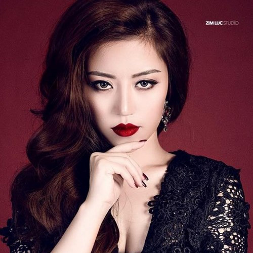 "... Mẹ của con, Thời gian qua đi như một cái chớp mắt, con đã làm mẹ, không phải làm mẹ lần đầu mà đã là mẹ của hai đứa con. Bây giờ con đã trưởng thành hơn, người ta nói con thành công quá, con có thể mua những chiếc xe, những căn nhà, đón mẹ về ở chung. Thành công với người ta, là khi có công danh sự nghiệp, khi đêm được ngủ trên chiếc giường trăm triệu, trong căn phòng triệu đô. Còn với con, vinh quang đẹp nhất là gần mẹ! Mẹ! Vinh quang của con!". Bức thư sau khi được chia sẻ rộng rãi đã gây xúc động mạnh với nhiều cư dân mạng Việt. Ảnh: Zim Lục.