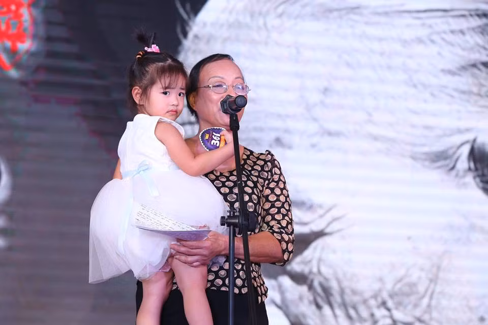 "... Con vẫn nhớ như in sự nổi loạn ngông cuồng của mình, khi con muốn có xe máy để đi học thêm, con không muốn đạp xe xa như thế, vì mùa hè nóng như thiêu đốt, con thương mình mà chẳng màng thương mẹ, trời nóng thì đã sao khi lòng mẹ như lửa cháy. Khi ấy, mẹ nói: "Từ ngày mẹ đi dạy cho tới lúc về hưu, mẹ để dành được 4 cây vàng. Giờ mua cho con 1 chiếc xe, mẹ phải bán đi 2 cây. Mẹ tính để số vàng ấy, để xin việc cho con nếu cần, để cho con chút quà hồi môn khi gả chồng, để lỡ bệnh tật ốm đau, mẹ có tiền mà chạy chữa"… Con không biết thương mẹ, hay cô bé 18 tuổi luôn thích làm điều mình muốn hả mẹ? Con chỉ biết khẳng định rằng: "Mẹ mua cho con đi, con sẽ đỗ Đại học!...".