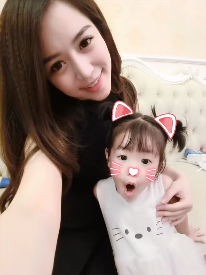 "... Con biết nhà mình chỉ còn có 2 cây vàng để dựa dẫm, con lại thôi thúc mình phải thực hiện lời hứa ấy, và con chợt nhận ra rằng, nếu như con không nỗ lực, con sẽ chẳng thể trông cậy vào đâu. Và con biết, chiếc xe ấy là món quà đắt tiền duy nhất và cuối cùng mẹ có thể mua tặng cho con. Con hư quá mẹ nhỉ? Nhưng lúc nào con cũng thầm cảm ơn thời khắc ấy, khi câu nói của mẹ như cứa vào tim, để con thức nhận mọi giá trị, để mỗi ngày đều dặn mình nhất định phải thành công. Có lần con bảo mẹ, nếu thanh xuân quay về một lần nữa, mẹ đừng hy sinh hết thảy cho con như thế, mẹ cứ đi đến những nơi mà mẹ thích, mua chiếc áo dài mẹ muốn mua để thật lộng lẫy mỗi khi gặp lại những thế hệ học trò cũ. Lúc ấy, mẹ lại rơm rớm nói với con: "Không đâu, nếu có quay trở về, mẹ vẫn muốn dắt tay con chầm chậm trưởng thành như thế! Vinh quang của mẹ là dạy con sống tốt!...".